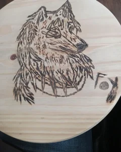 Grabado de un lobo en un trozo de madera, obra de Dustin Burgess, de Foy Artwork.